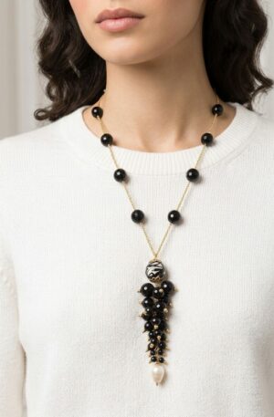 Collana lunga realizzata con onice, sfera in ceramica di Caltagirone e perla barocca.
lunghezza collana 60 cm
lunghezza ciondolo 9cm Spedizione Gratuita