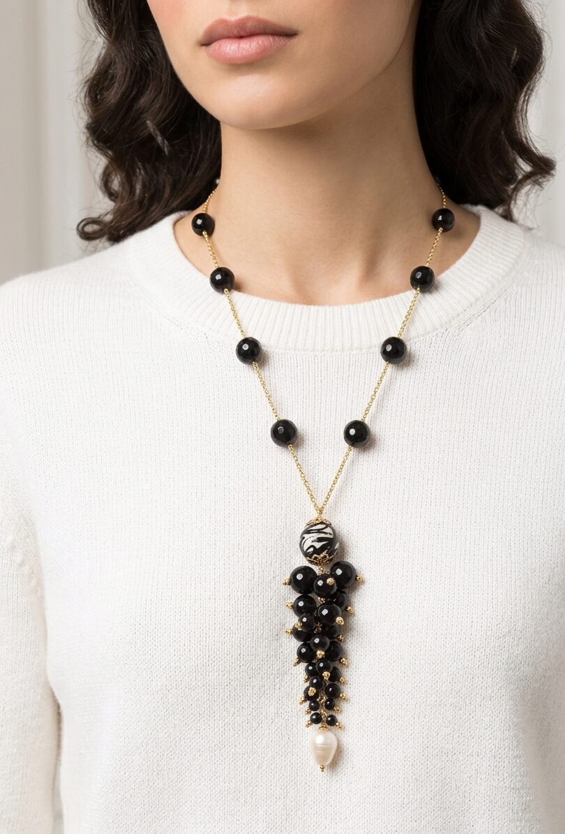 Collana lunga realizzata con onice, sfera in ceramica di Caltagirone e perla barocca.
lunghezza collana 60 cm
lunghezza ciondolo 9cm Spedizione Gratuita Collana lunga realizzata con onice, sfera in ceramica di Caltagirone e perla barocca.
lunghezza collana 60 cm
lunghezza ciondolo 9cm Spedizione Gratuita