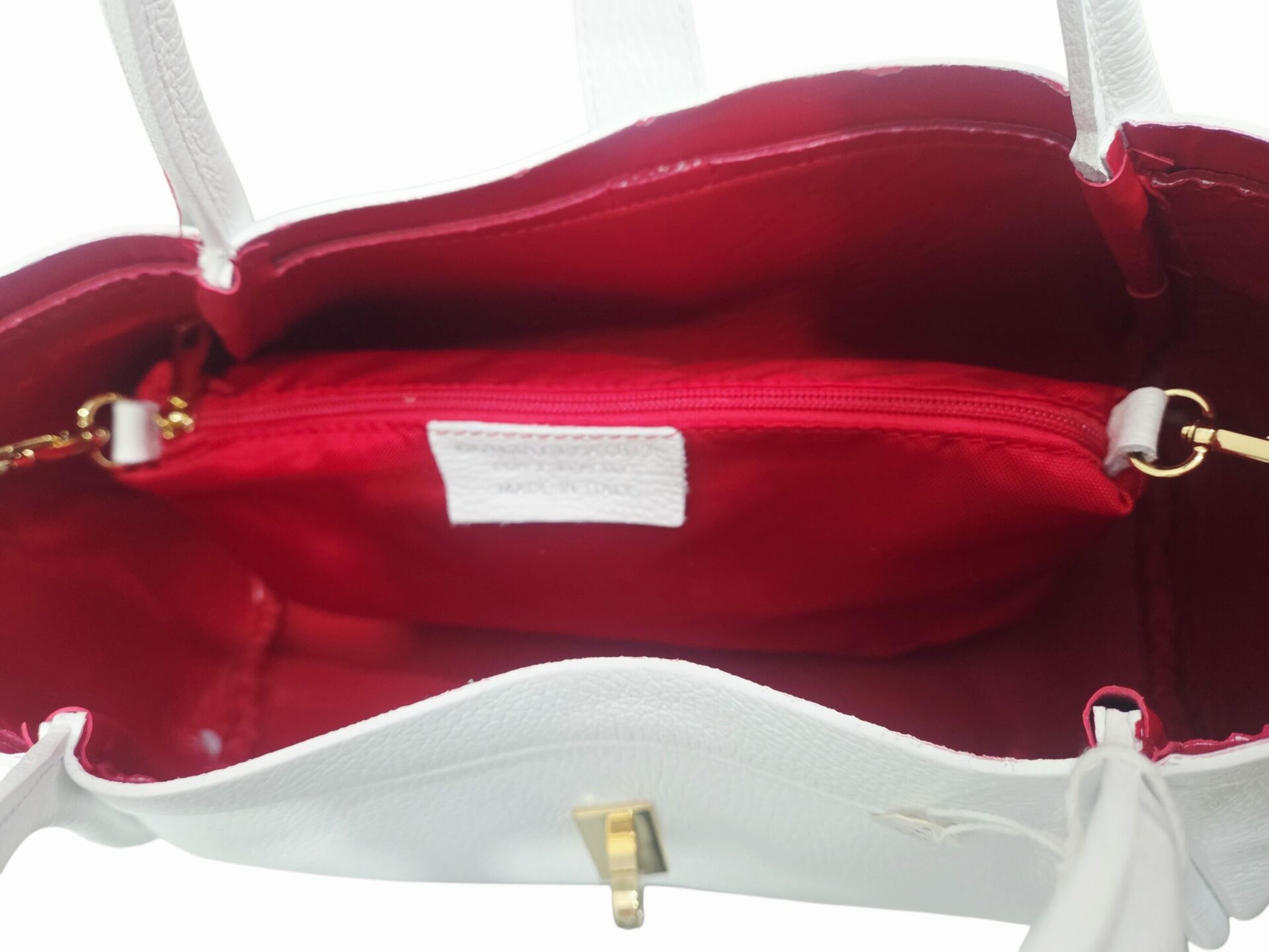 Borsa in vera pelle bianca, made Italy, chiusura metallica con interno in pelle rossa e sacca in tessuto estraibile,dotata di tracolla.
misure L35 B12 H18
ampiezza manico 14 Spedizione Gratuita Borsa in vera pelle bianca, made Italy, chiusura metallica con interno in pelle rossa e sacca in tessuto estraibile,dotata di tracolla.
misure L35 B12 H18
ampiezza manico 14 Spedizione Gratuita