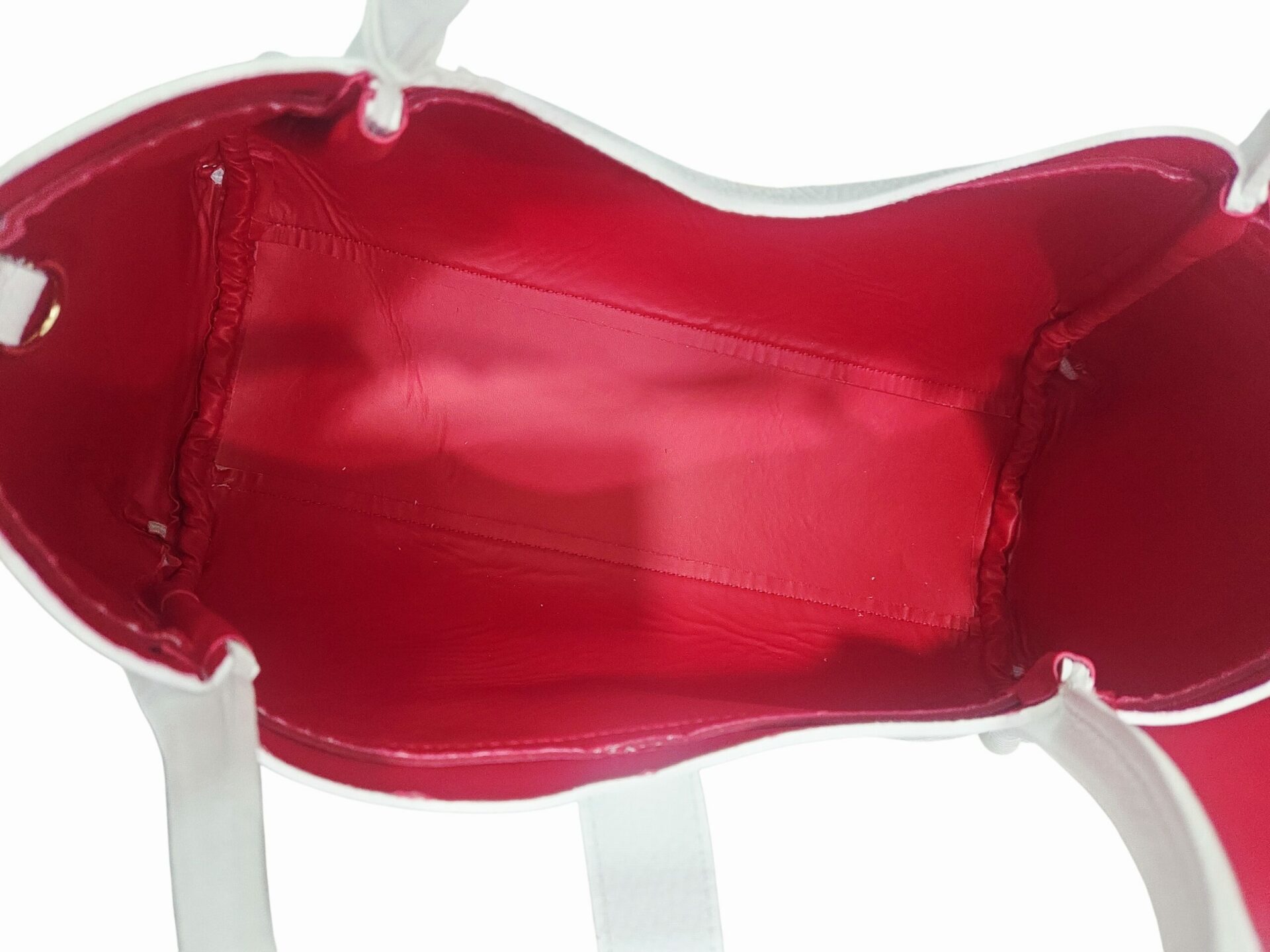 Borsa in vera pelle bianca, made Italy, chiusura metallica con interno in pelle rossa e sacca in tessuto estraibile,dotata di tracolla.
misure L35 B12 H18
ampiezza manico 14 Spedizione Gratuita Borsa in vera pelle bianca, made Italy, chiusura metallica con interno in pelle rossa e sacca in tessuto estraibile,dotata di tracolla.
misure L35 B12 H18
ampiezza manico 14 Spedizione Gratuita