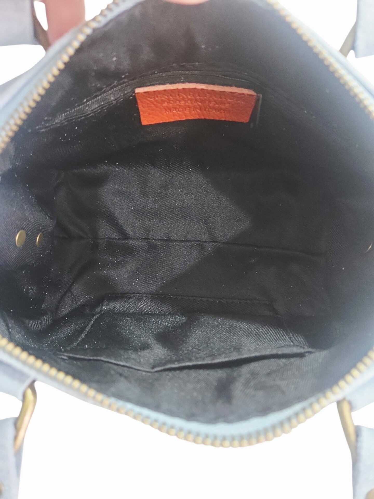 Borsa in vera pelle,made Italy,modello Balenciaga, interno foderato unico con tasche laterali.Dotata di tracolla,tacchetti alla base e chiusura con zip. modello medio.
colore celeste pastello
misure H 19 B11 L 25 Spedizione Gratuita Borsa in vera pelle,made Italy,modello Balenciaga, interno foderato unico con tasche laterali.Dotata di tracolla,tacchetti alla base e chiusura con zip. modello medio.
colore celeste pastello
misure H 19 B11 L 25 Spedizione Gratuita