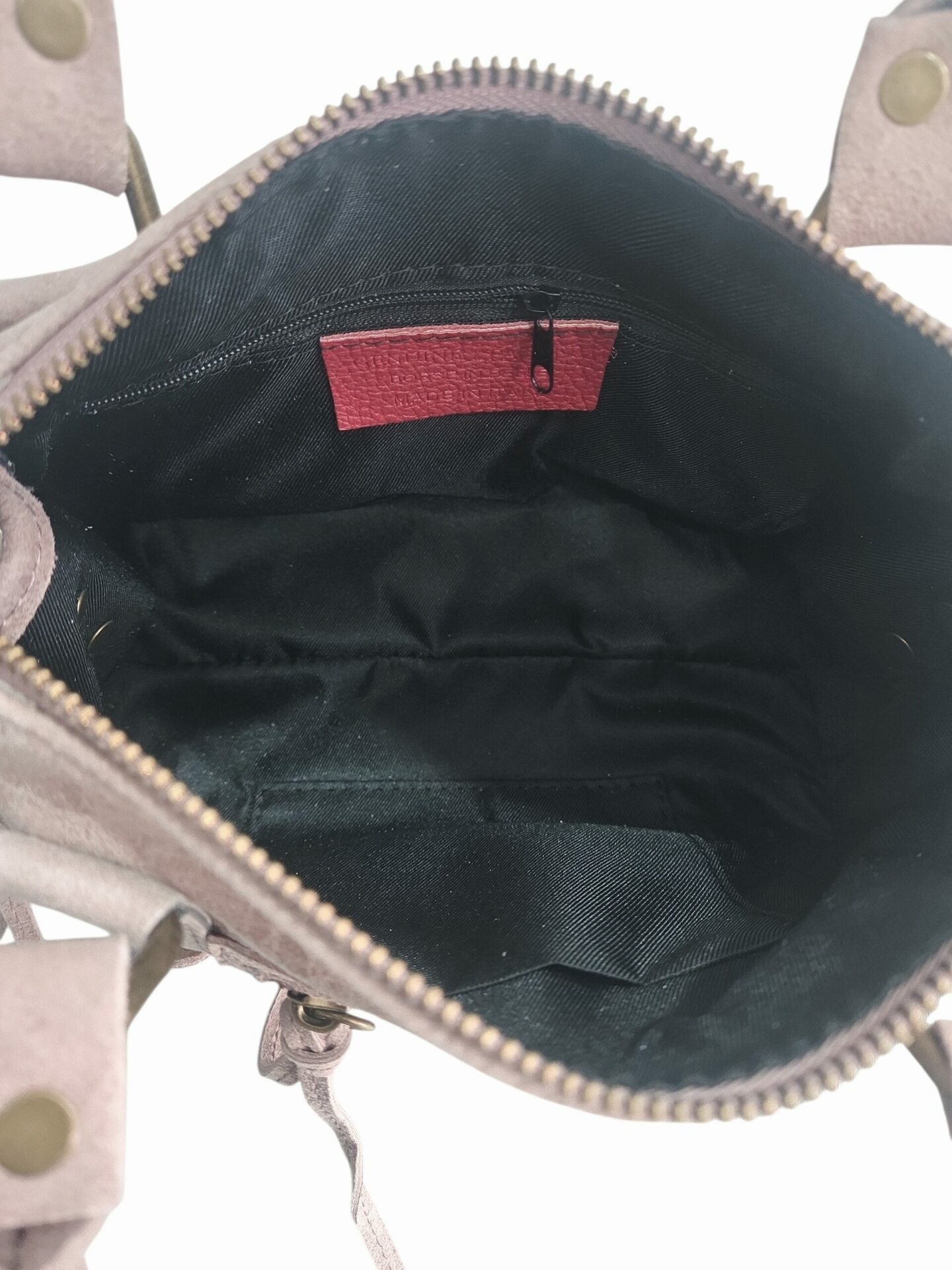 Borsa in vera pelle,made Italy,modello Balenciaga, interno foderato unico con tasche laterali.Dotata di tracolla,tacchetti alla base e chiusura con zip. modello medio.
colore rosa pastello
misure H 19 B11 L 25 Spedizione Gratuita Borsa in vera pelle,made Italy,modello Balenciaga, interno foderato unico con tasche laterali.Dotata di tracolla,tacchetti alla base e chiusura con zip. modello medio.
colore rosa pastello
misure H 19 B11 L 25 Spedizione Gratuita