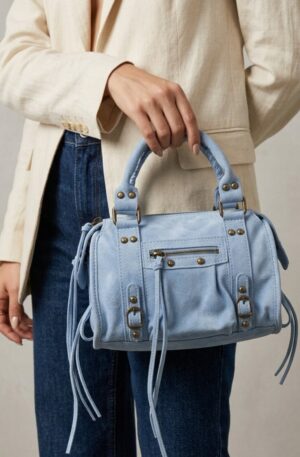 Borsa in vera pelle,made Italy,modello Balenciaga, interno foderato unico con tasche laterali.Dotata di tracolla,tacchetti alla base e chiusura con zip. modello medio.
colore celeste pastello 
misure H 19 B11 L 25 Spedizione Gratuita