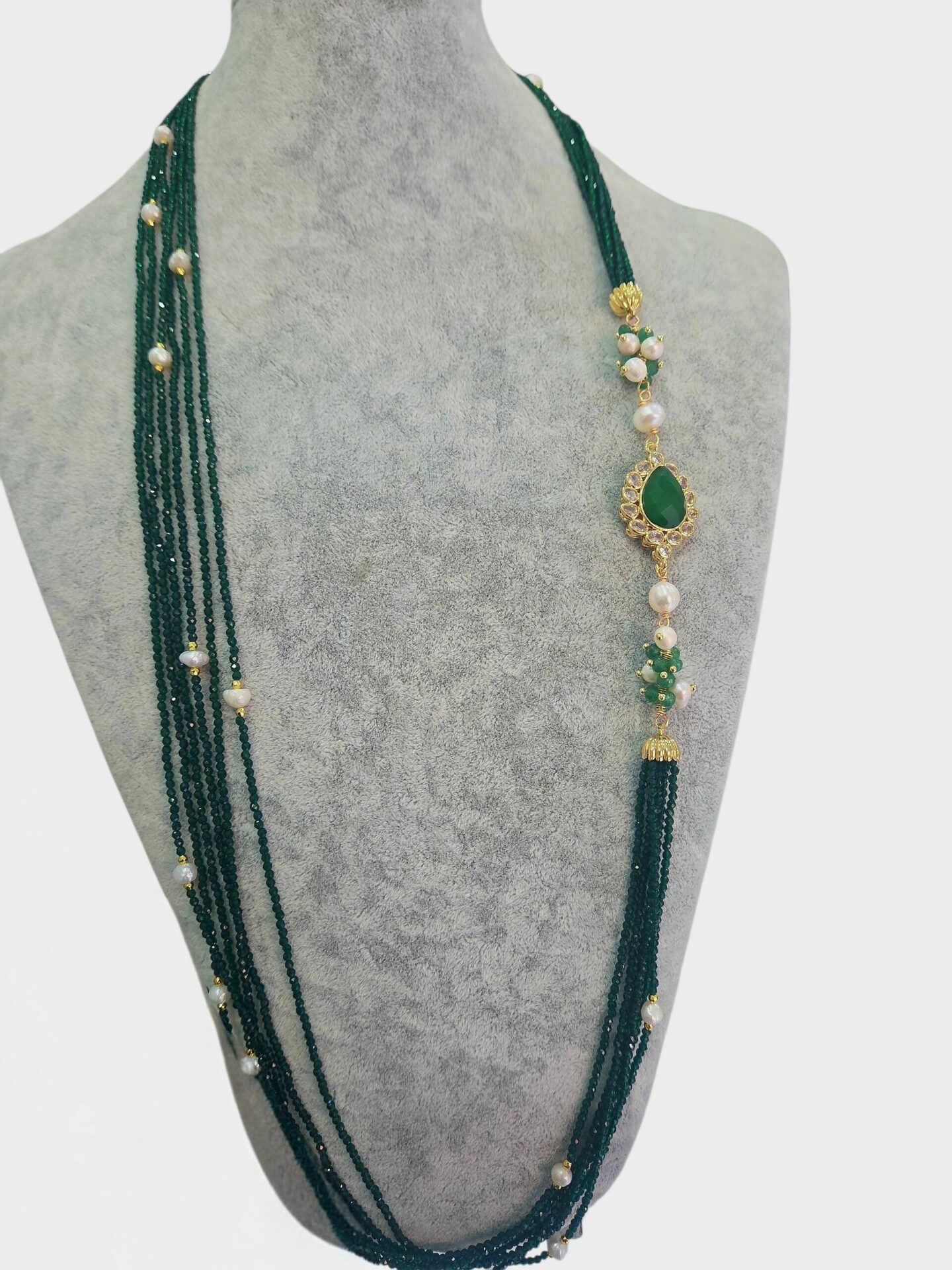 Collana lunga realizzata con più fili di zirconi verdi ,perle di fiume, agata contornata da zirconi chiari su base in ottone
lunghezza 90cm Spedizione Gratuita