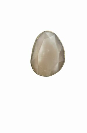 Anello regolabile realizzato connocchio di gatto su base in ottone. colore neutro
dimensione pietra 4cm x 3cm Spedizione Gratuita