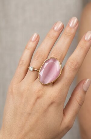 Anello regolabile realizzato connocchio di gatto su base in ottone. colore rosa
dimensione pietra 4cm x 3cm Spedizione Gratuita