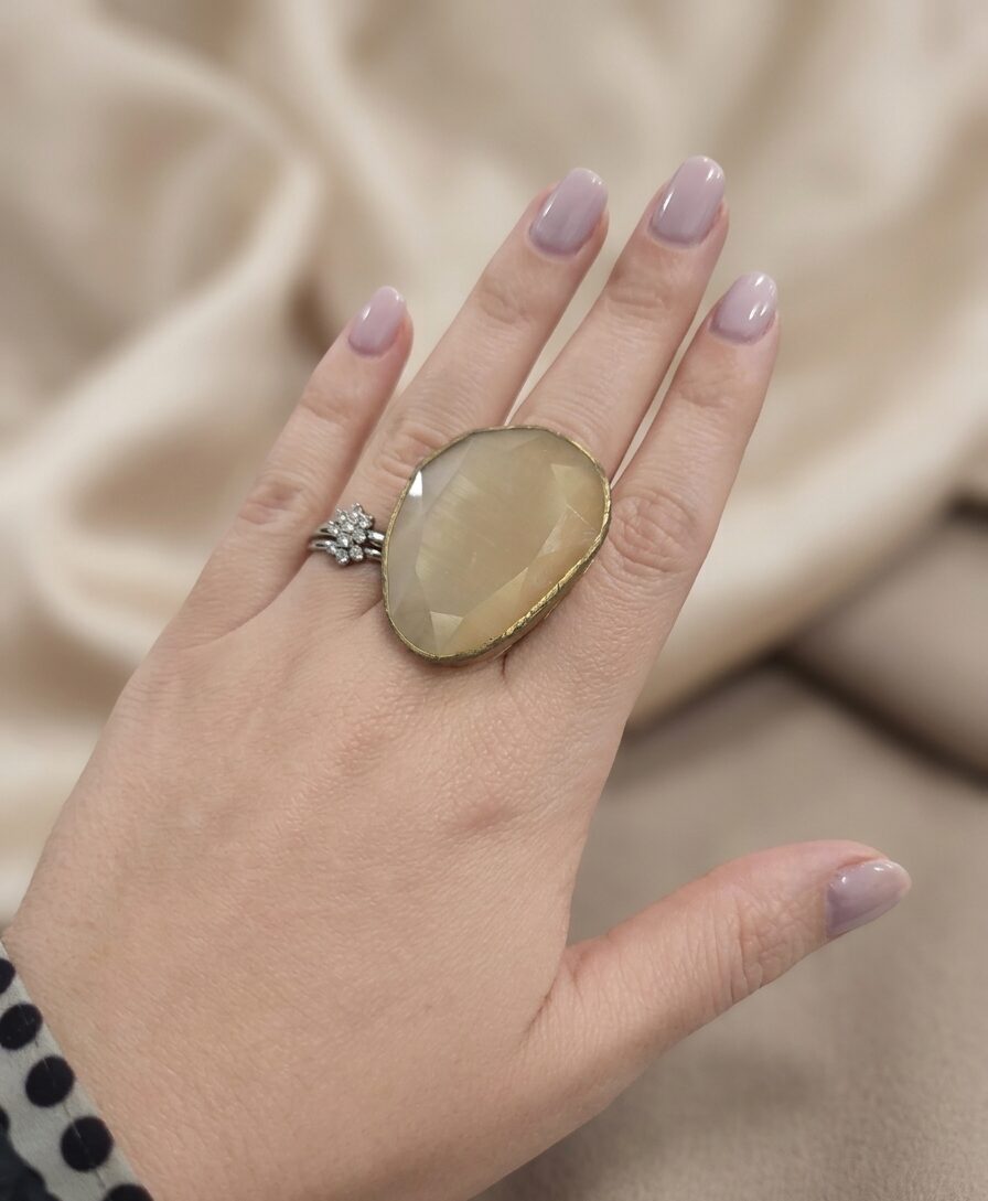 Anello regolabile realizzato connocchio di gatto su base in ottone. colore neutro
dimensione pietra 4cm x 3cm Spedizione Gratuita