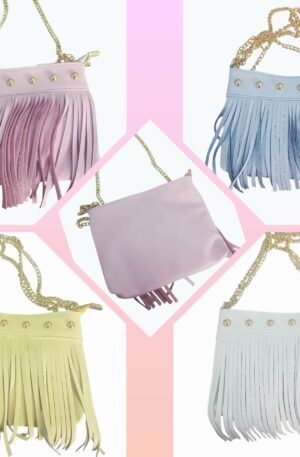 Tracolline vera pelle con borchie e frange catena dorata lunga da poter fate doppia, interno foderato, chiusra con zip. Misure L21 H15 B8 Spedizione Gratuita