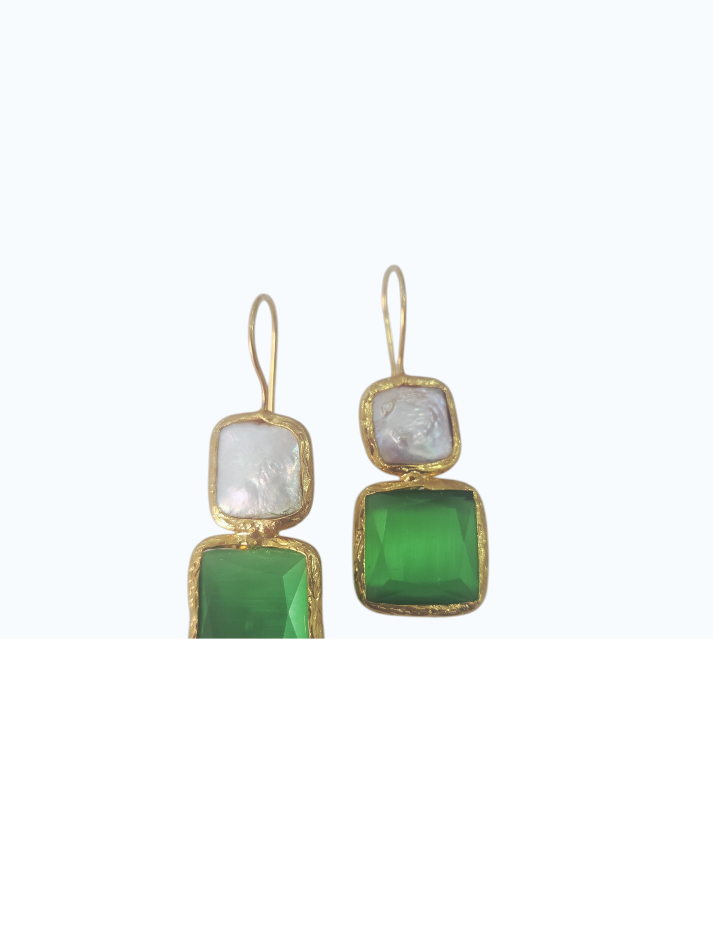 Orecchini realizzati con perle di fiume piatta e pietra occhio gatto verde circondati da ottone. Lunghezza 4.5cm Peso 4gr Spedizione Gratuita