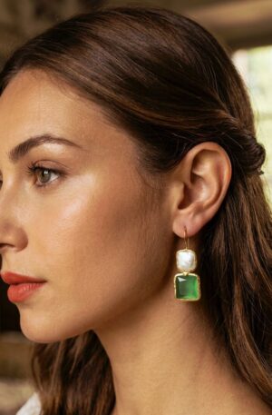 Orecchini realizzati con perle di fiume piatta e pietra occhio gatto verde circondati da ottone. Lunghezza 4.5cm Peso 4gr Spedizione Gratuita