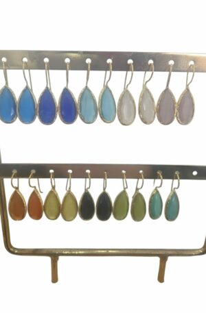 Orecchini leggermente pendenti con goccia in occhio di gatto vari colori circondata da ottone. Lunghezza 3cm Peso 1.9gr Spedizione Gratuita