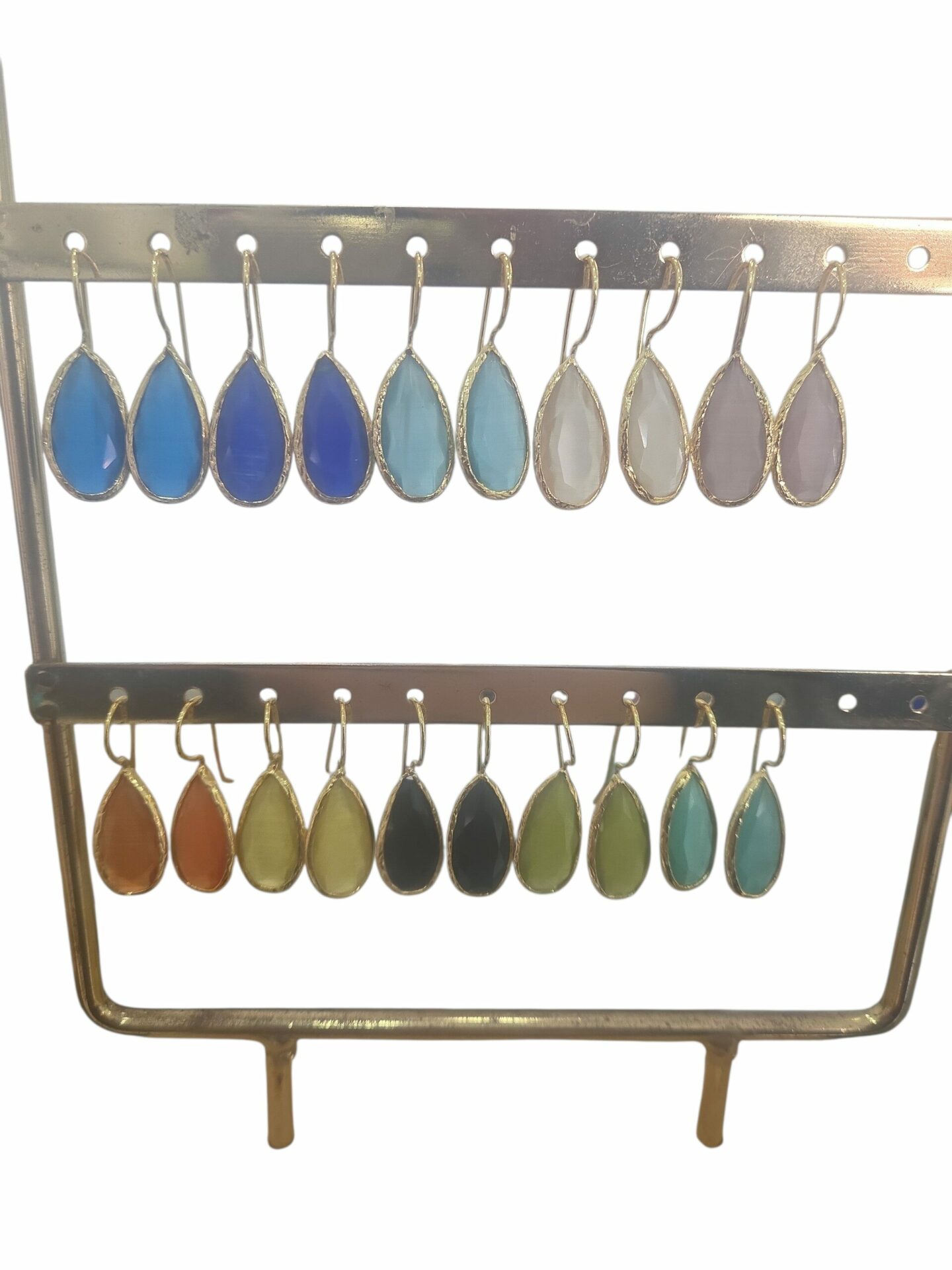 Orecchini leggermente pendenti con goccia in occhio di gatto vari colori circondata da ottone. Lunghezza 3cm Peso 1.9gr Spedizione Gratuita Orecchini leggermente pendenti con goccia in occhio di gatto vari colori circondata da ottone. Lunghezza 3cm Peso 1.9gr Spedizione Gratuita