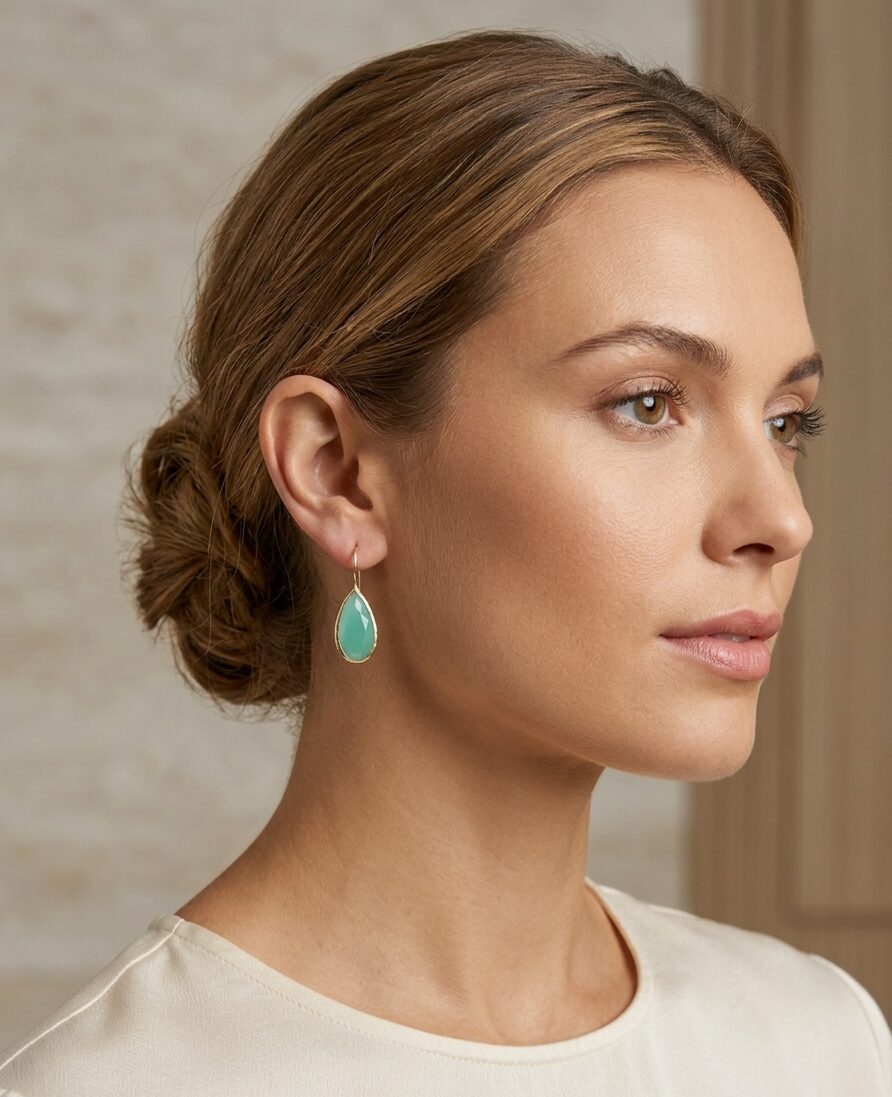 Orecchini leggermente pendenti con goccia in occhio di gatto vari colori circondata da ottone. Lunghezza 3cm Peso 1.9gr Spedizione Gratuita