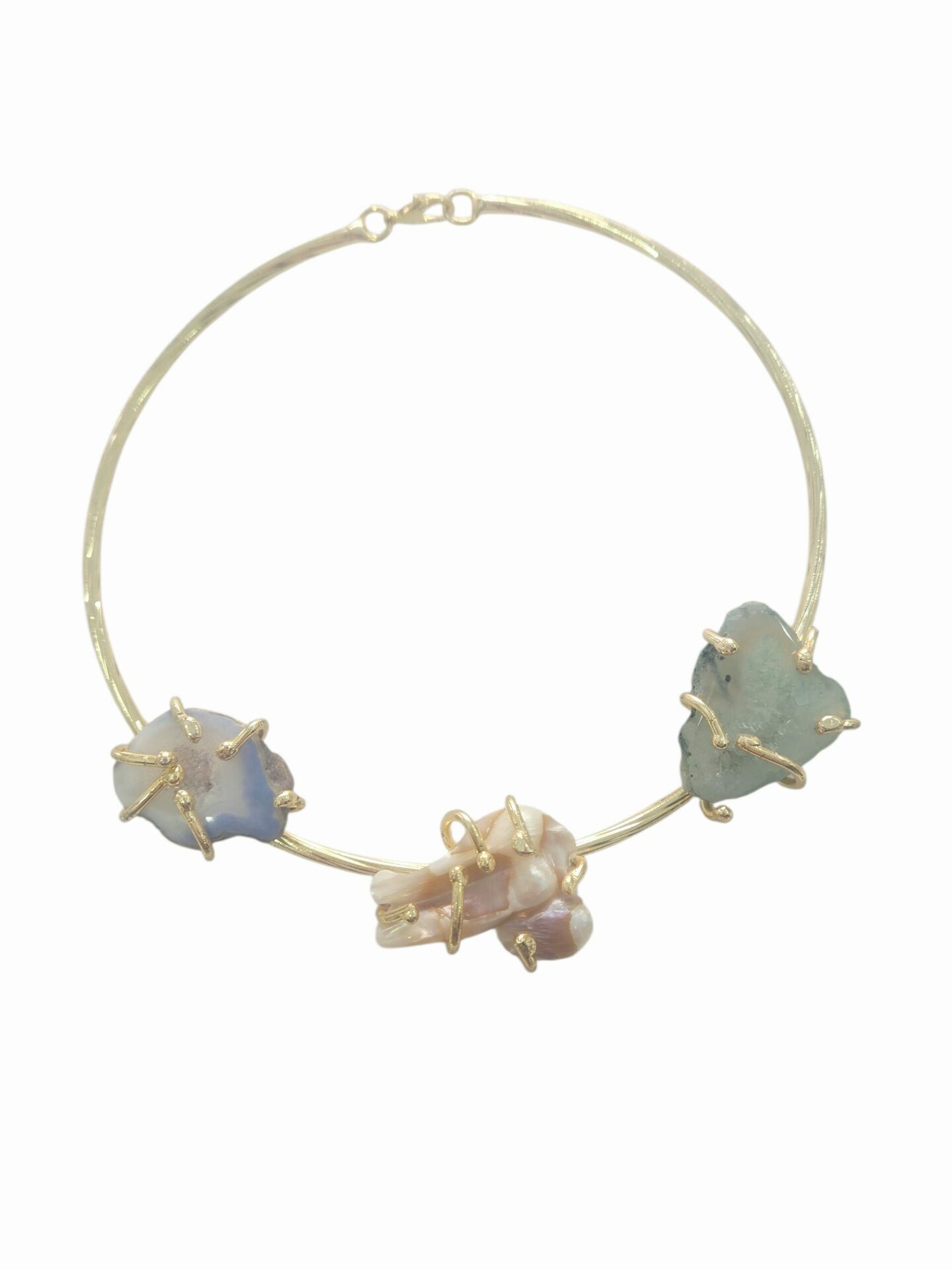 Collana girocollo realizzata su ottone con perla scaramazza e geode verde e celeste  incastonate.
circonferenza 13cm Spedizione Gratuita