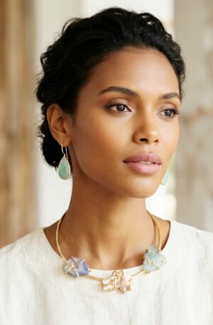 Collana girocollo realizzata su ottone con perla scaramazza e geode verde e celeste  incastonate.
circonferenza 13cm Spedizione Gratuita