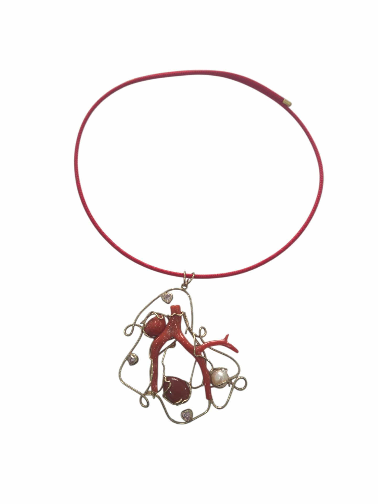 Collana con ciondolo realizzato con corallo,perla barocca e cuori di zirconi rosa,montato su argento925 placcato oro rosato. Laccetto estraibile rosso con chiusura calamita Spedizione Gratuita