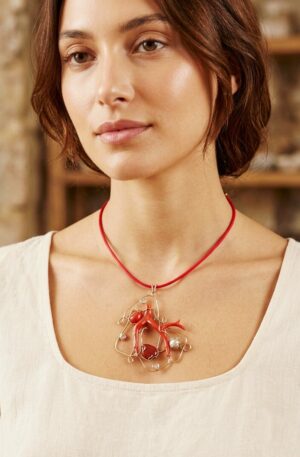 Collana con ciondolo realizzato con corallo,perla barocca e cuori di zirconi rosa,montato su argento925 placcato oro rosato. Laccetto estraibile rosso con chiusura calamita Spedizione Gratuita