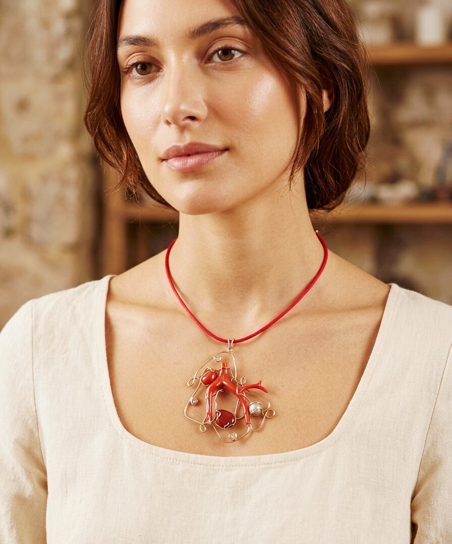 Collana con ciondolo realizzato con corallo,perla barocca e cuori di zirconi rosa,montato su argento925 placcato oro rosato. Laccetto estraibile rosso con chiusura calamita Spedizione Gratuita Collana con ciondolo realizzato con corallo,perla barocca e cuori di zirconi rosa,montato su argento925 placcato oro rosato. Laccetto estraibile rosso con chiusura calamita Spedizione Gratuita