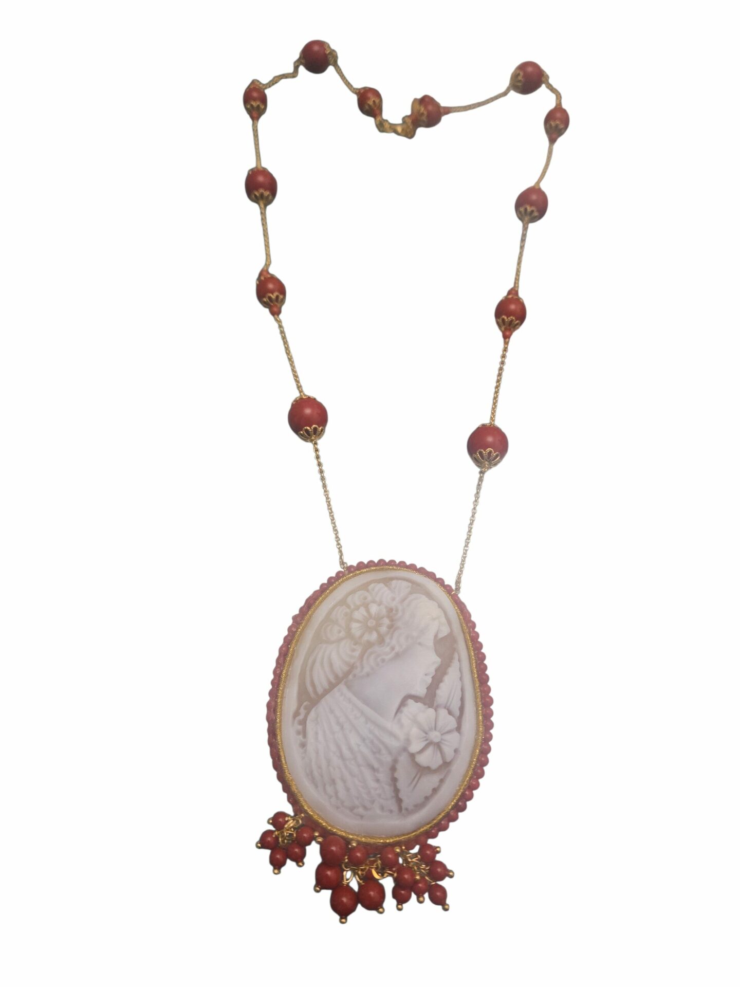 Collana realizzata artigianalmente con cammeo con volto di donna e pasta di corallo, elementi dorati in ottone,lunghezza regolabile.
lunghezza 64cm
lunghezza ciondolo 7 cm Spedizione Gratuita