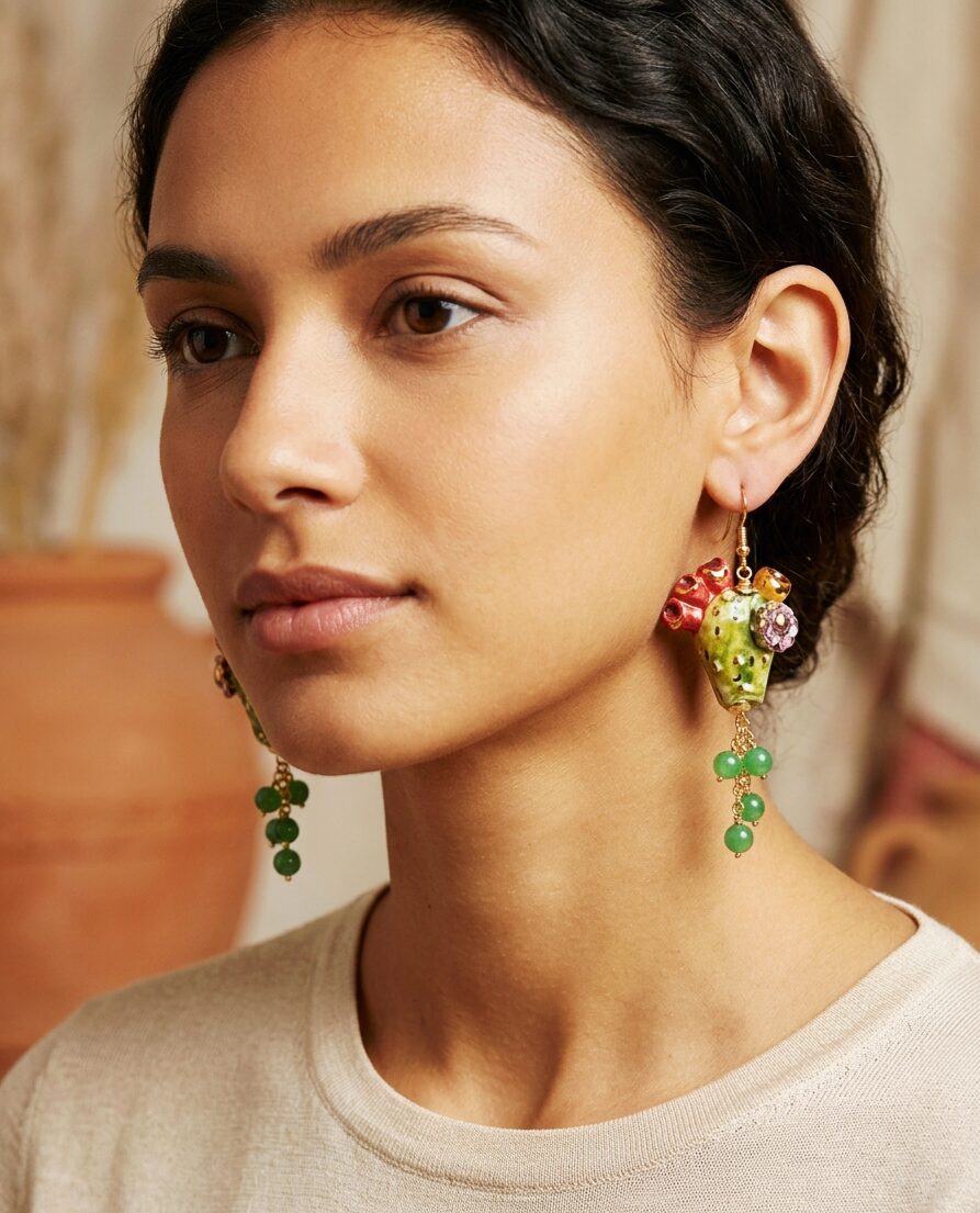 Orecchini realizzati con ceramica di Caltagirone fico d’india con fiori in rilievo e grappolo in agata verde
lunghezza 7cm
peso 5.6 gr Spedizione Gratuita
