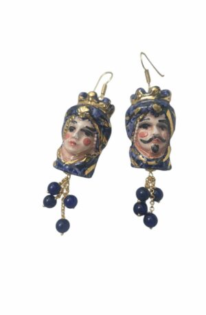 Orecchini  realizzati con teste di moro maschio e femmina,ceramiche di Caltagirone, e grappolo di agata blu.
lunghezza 8cm
peso 6.4gr Spedizione Gratuita
