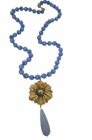 Collana lunga realizzata con occhio di gatto,ciondolo fiore in ceramica di Caltagirone e goccia in agata di pizzo
lunghezza collana 64cm
lunghezza ciondolo 10cm Spedizione Gratuita