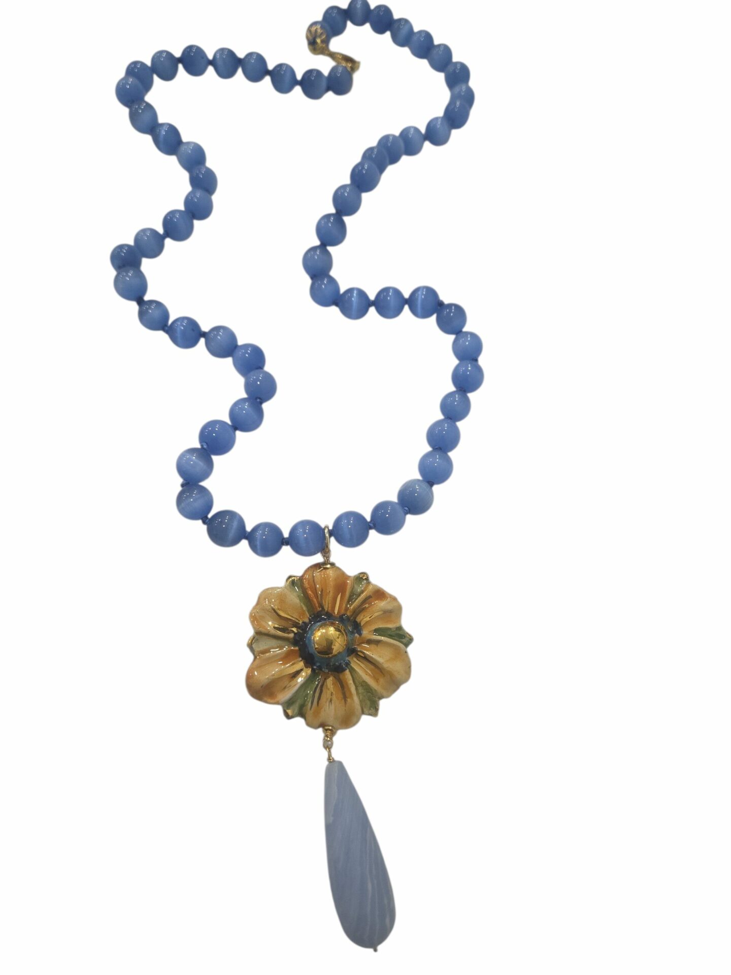 Collana lunga realizzata con occhio di gatto,ciondolo fiore in ceramica di Caltagirone e goccia in agata di pizzo
lunghezza collana 64cm
lunghezza ciondolo 10cm Spedizione Gratuita