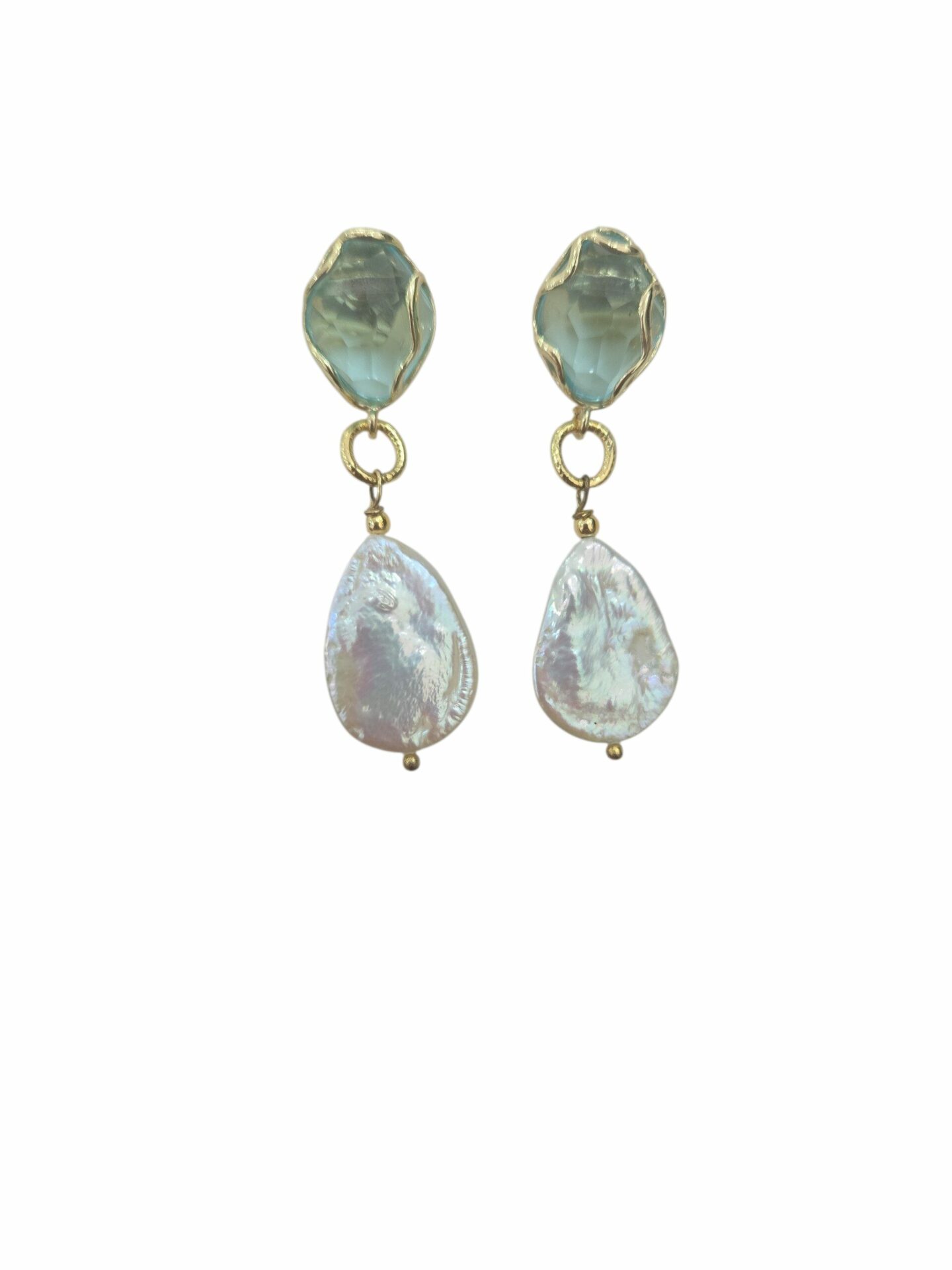 Orecchini realizzati con perla di fiume piatta e perno con  cristalloide acqua marina su base in ottone
lunghezza 5cm
peso 4.5gr Spedizione Gratuita