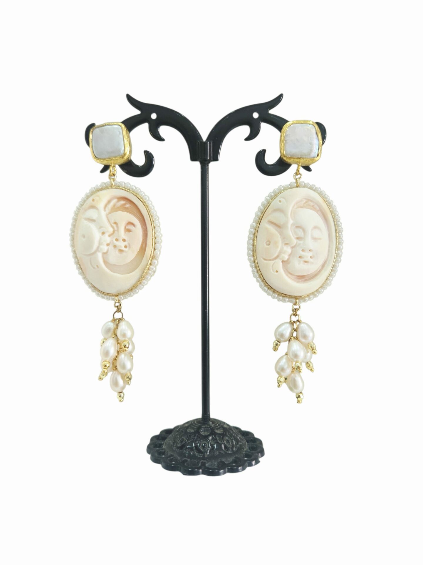 Orecchini realizzati con cammeo sole e luna di Torre del Greco, perle di maiorca e perle di fiume. Perno con ago e farfalla con perla do fiume piatta circondata da ottone.
lunghezza  8cm
peso 7.2gr Spedizione Gratuita