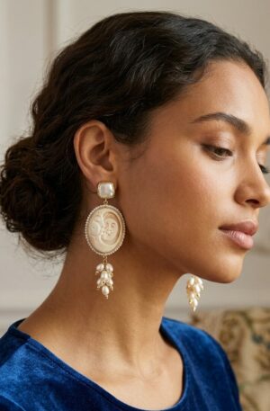 Orecchini realizzati con cammeo sole e luna di Torre del Greco, perle di maiorca e perle di fiume. Perno con ago e farfalla con perla do fiume piatta circondata da ottone.
lunghezza  8cm
peso 7.2gr Spedizione Gratuita