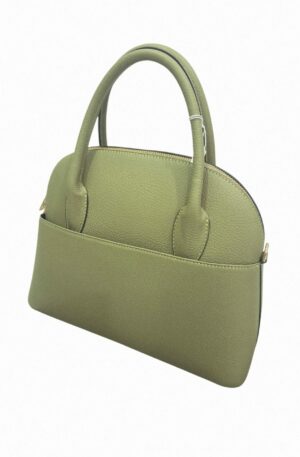 Borsa in vera pelle,made Italy, chiusura con zip, interno unico foderato con tasche laterali, due tasche esterne,dotata di tracolla.
misure H26 B14 L33
colore verde salvia Spedizione Gratuita