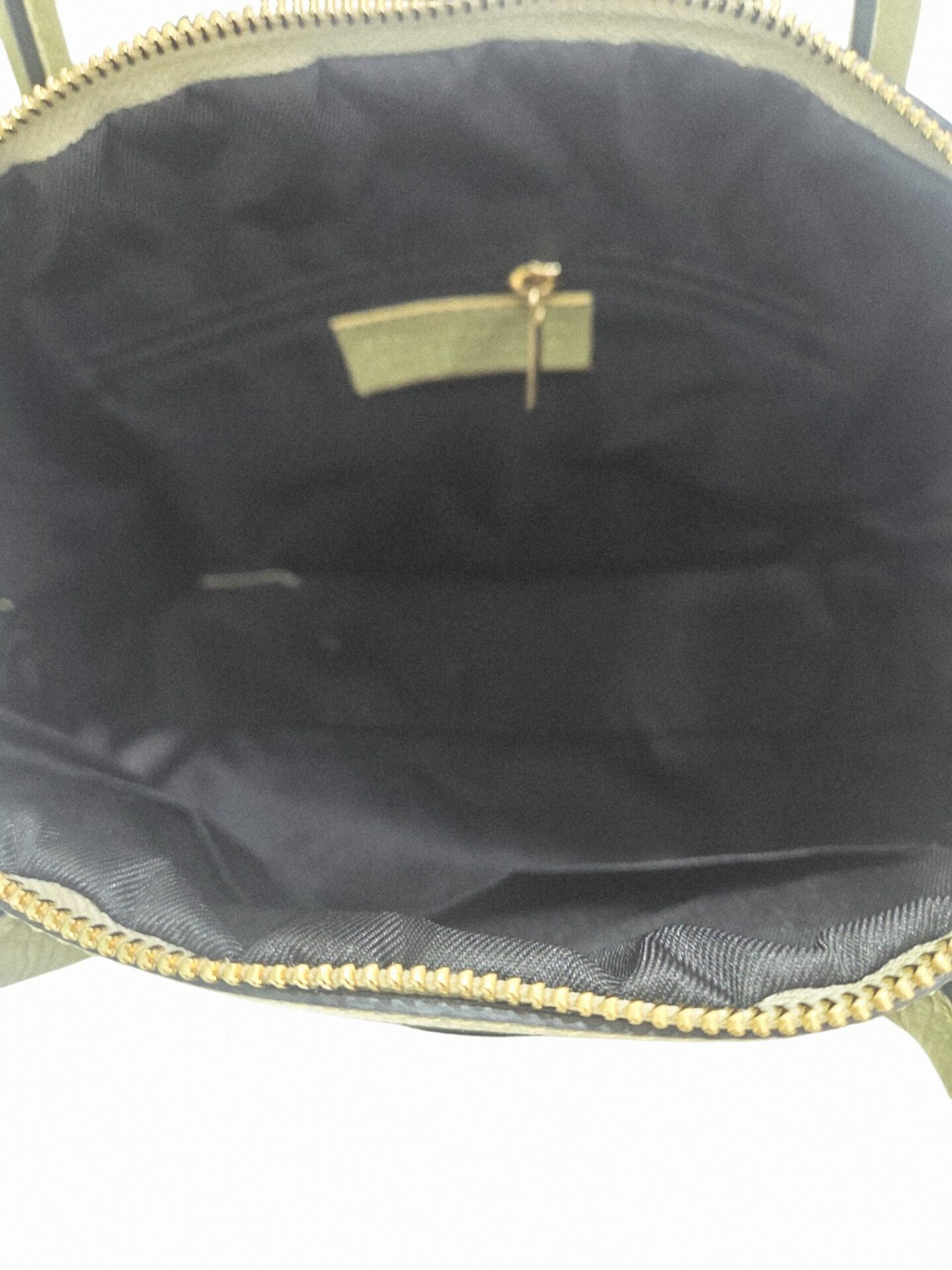 Borsa in vera pelle,made Italy, chiusura con zip, interno unico foderato con tasche laterali, due tasche esterne,dotata di tracolla.
misure H26 B14 L33
colore verde salvia Spedizione Gratuita Borsa in vera pelle,made Italy, chiusura con zip, interno unico foderato con tasche laterali, due tasche esterne,dotata di tracolla.
misure H26 B14 L33
colore verde salvia Spedizione Gratuita