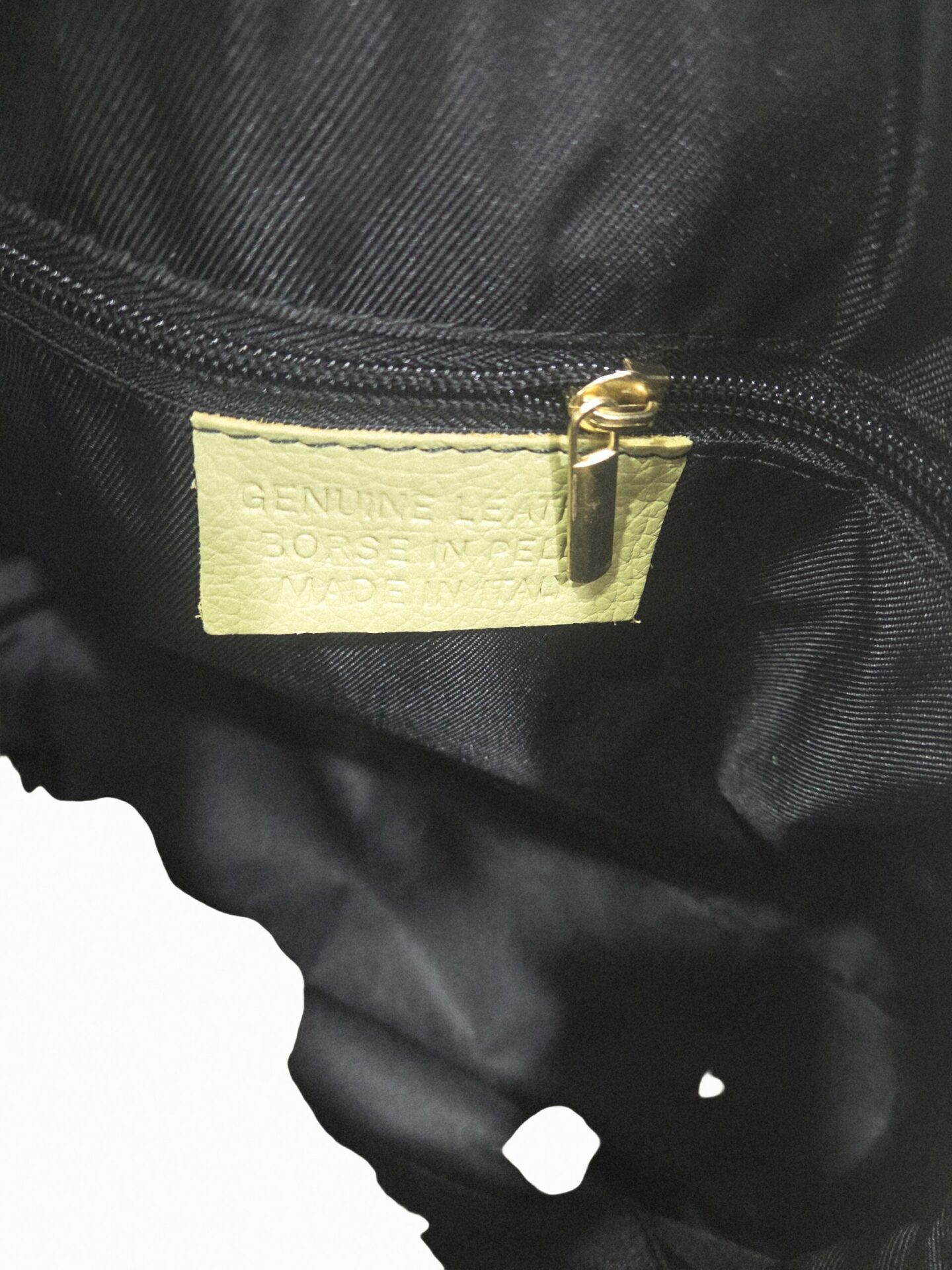 Borsa in vera pelle,made Italy, chiusura con zip, interno unico foderato con tasche laterali, due tasche esterne,dotata di tracolla.
misure H26 B14 L33
colore verde salvia Spedizione Gratuita Borsa in vera pelle,made Italy, chiusura con zip, interno unico foderato con tasche laterali, due tasche esterne,dotata di tracolla.
misure H26 B14 L33
colore verde salvia Spedizione Gratuita