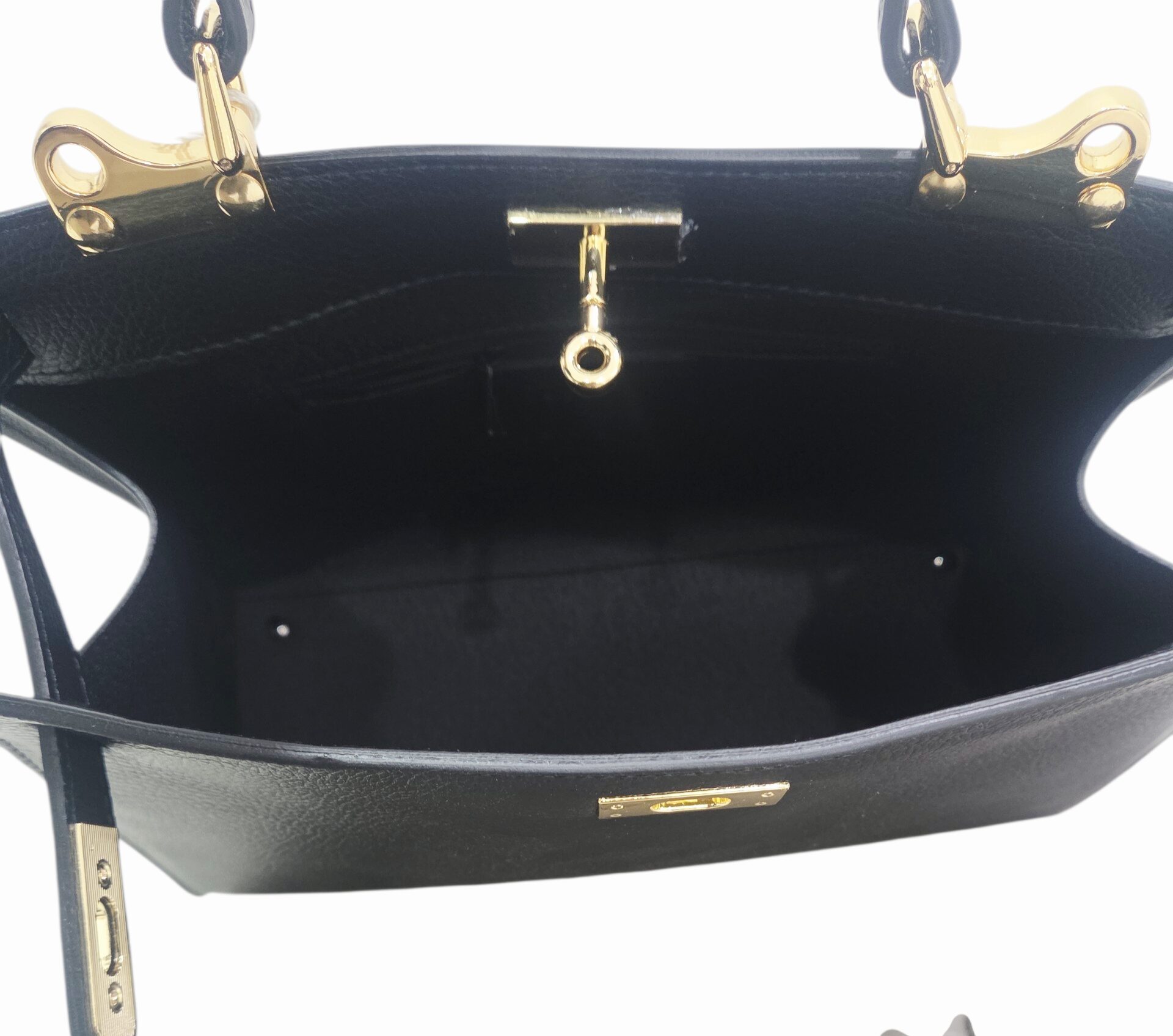 Borsa in vera pelle,made Italy, dotata di tracolla,interno scomparto unico con tasca con zip laterale. chiusura dorata modello hermes. colore nero
misure L33 B13 H23 Spedizione Gratuita Borsa in vera pelle,made Italy, dotata di tracolla,interno scomparto unico con tasca con zip laterale. chiusura dorata modello hermes. colore nero
misure L33 B13 H23 Spedizione Gratuita