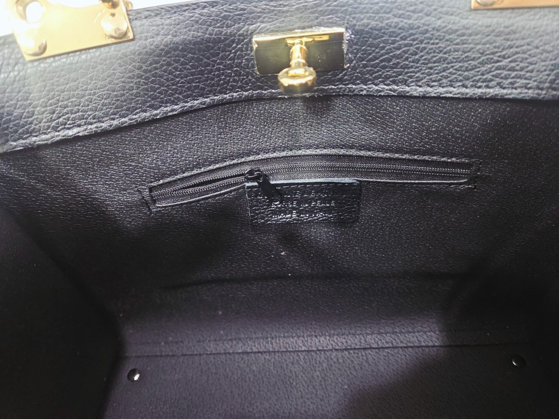 Borsa in vera pelle,made Italy, dotata di tracolla,interno scomparto unico con tasca con zip laterale. chiusura dorata modello hermes. colore nero
misure L33 B13 H23 Spedizione Gratuita Borsa in vera pelle,made Italy, dotata di tracolla,interno scomparto unico con tasca con zip laterale. chiusura dorata modello hermes. colore nero
misure L33 B13 H23 Spedizione Gratuita