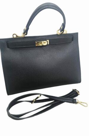 Borsa in vera pelle,made Italy, dotata di tracolla,interno scomparto unico con tasca con zip laterale. chiusura dorata modello hermes. colore nero
misure L33 B13 H23 Spedizione Gratuita