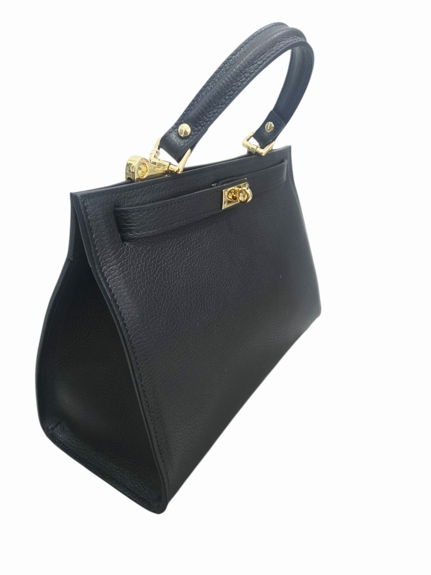 Borsa in vera pelle,made Italy, dotata di tracolla,interno scomparto unico con tasca con zip laterale. chiusura dorata modello hermes. colore nero
misure L33 B13 H23 Spedizione Gratuita Borsa in vera pelle,made Italy, dotata di tracolla,interno scomparto unico con tasca con zip laterale. chiusura dorata modello hermes. colore nero
misure L33 B13 H23 Spedizione Gratuita