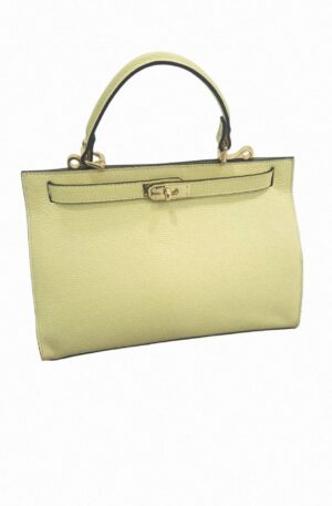Borsa in vera pelle,made Italy, dotata di tracolla,interno scomparto unico con tasca con zip laterale. chiusura dorata modello hermes. colore giallo pastello
misure L33 B13 H23 Spedizione Gratuita
