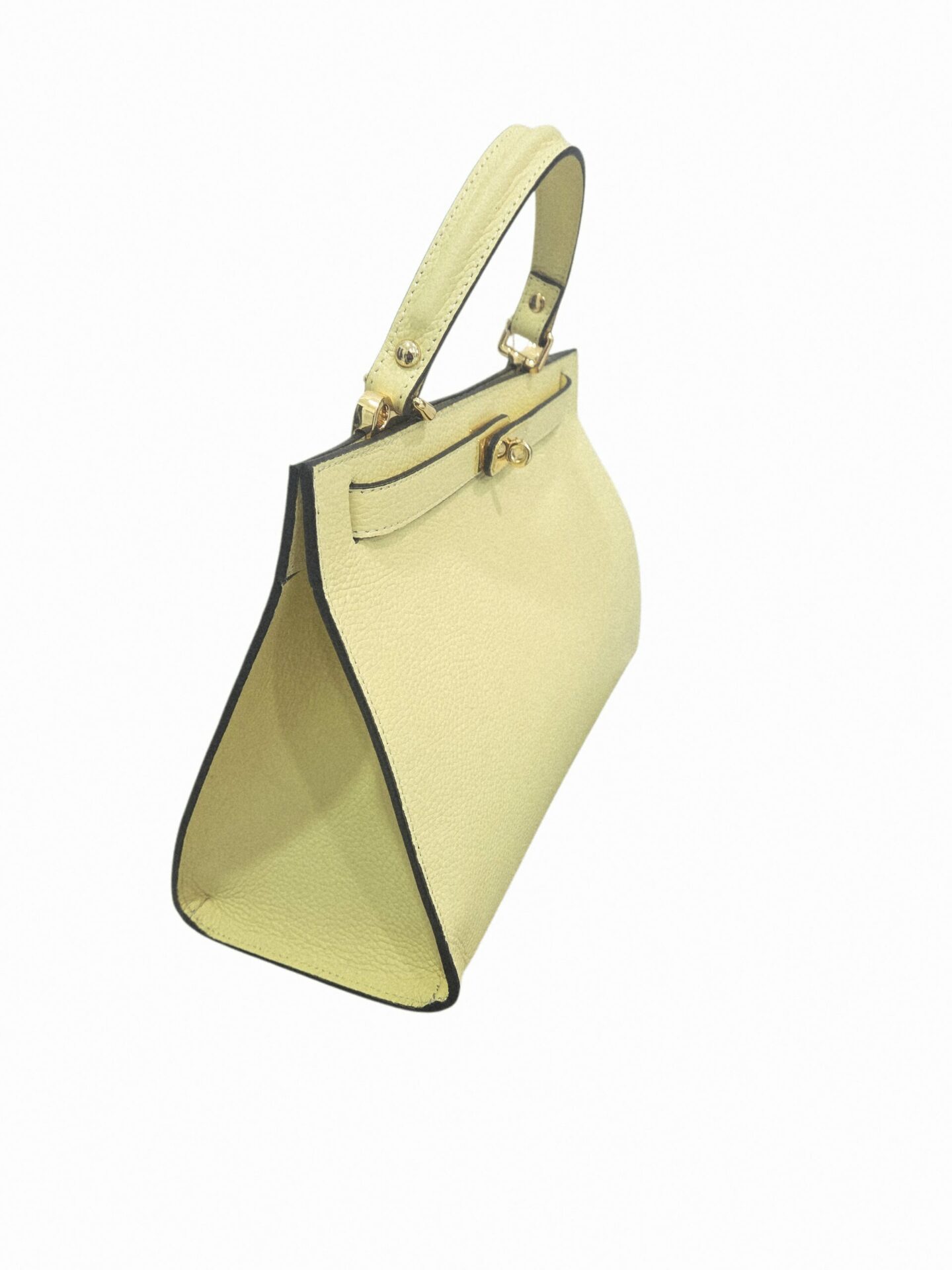 Borsa in vera pelle,made Italy, dotata di tracolla,interno scomparto unico con tasca con zip laterale. chiusura dorata modello hermes. colore giallo pastello
misure L33 B13 H23 Spedizione Gratuita Borsa in vera pelle,made Italy, dotata di tracolla,interno scomparto unico con tasca con zip laterale. chiusura dorata modello hermes. colore giallo pastello
misure L33 B13 H23 Spedizione Gratuita