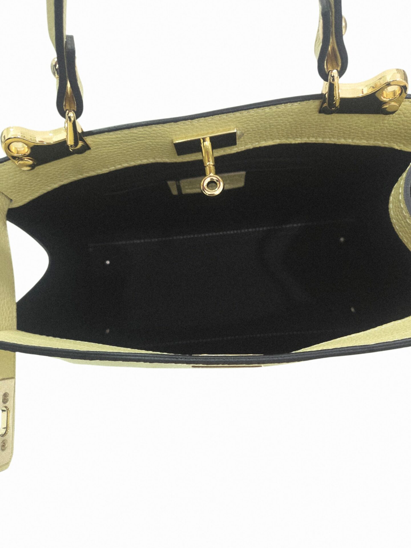 Borsa in vera pelle,made Italy, dotata di tracolla,interno scomparto unico con tasca con zip laterale. chiusura dorata modello hermes. colore giallo pastello
misure L33 B13 H23 Spedizione Gratuita Borsa in vera pelle,made Italy, dotata di tracolla,interno scomparto unico con tasca con zip laterale. chiusura dorata modello hermes. colore giallo pastello
misure L33 B13 H23 Spedizione Gratuita