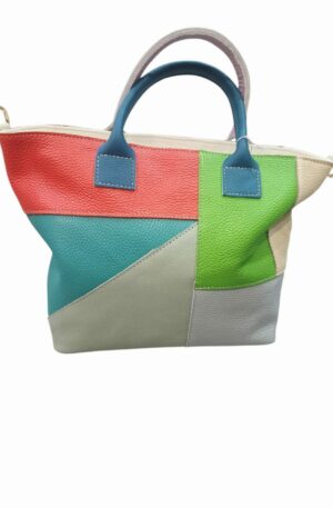 Borsa in vera pelle realizzata con patchwork di pelle multicolore, made Italy,chiisra con zip, interno unico foderato con tasche laterali,tasca esterna con zip. Dotata di tracolla.
misure L25 B14 H24 Spedizione Gratuita