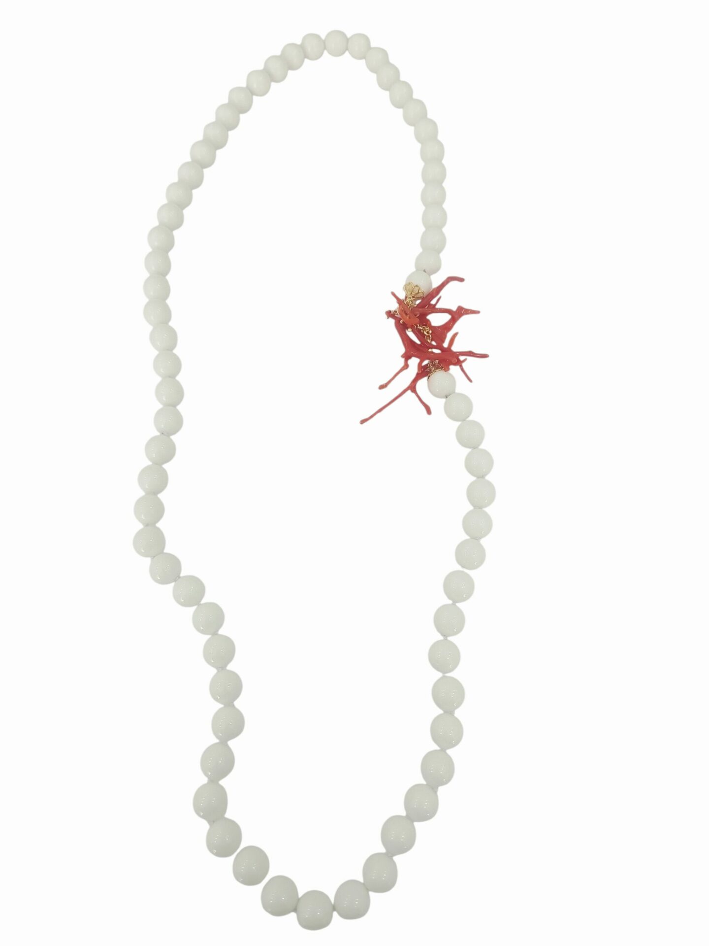 Collana lunga realizzata con agata bianca liscia e ciuffo laterale con rametti di corallo.
lunghezza 70cm Spedizione Gratuita