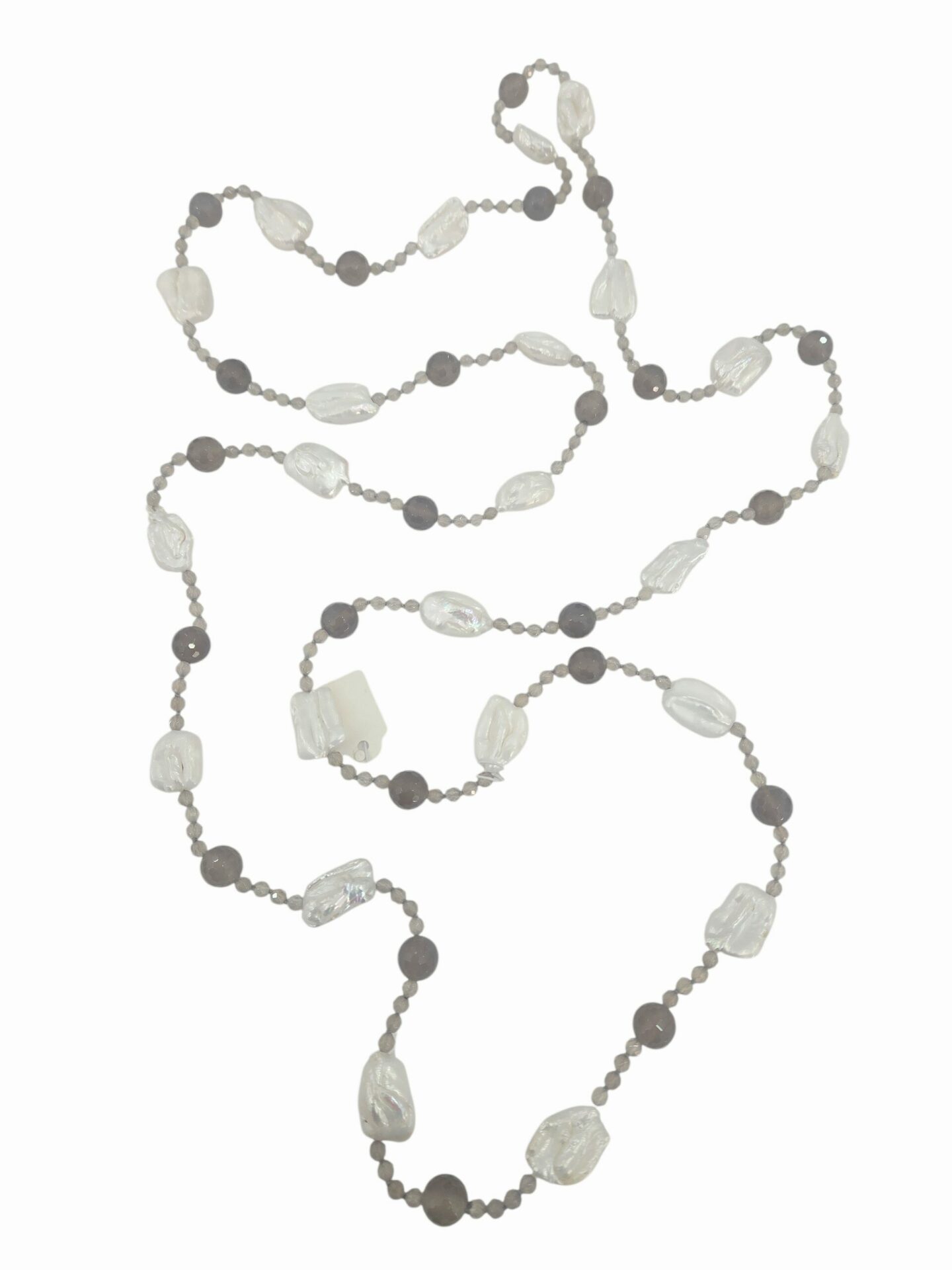 Collana molto lunga possibilità di farla anche due e tre giri,realizzata con agata grigia e perle barocche.
Lunghezza 1,5m Spedizione Gratuita
