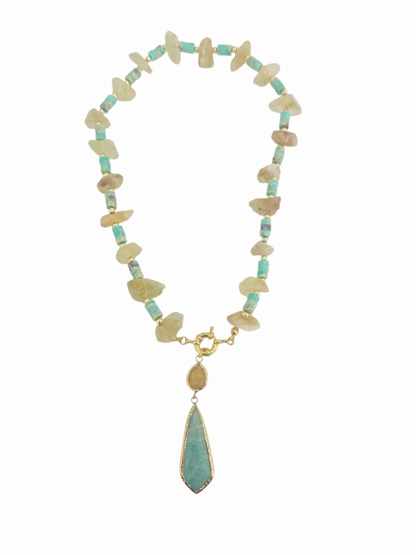 Collana girocollo realizzata con quarzo citrino, amazzonite ed aulite. Moschettone in acciaio dorato.
lunghezza  girocollo 50cm
lunghezza ciondolo 7cm Spedizione Gratuita