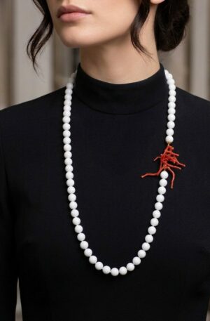 Collana lunga realizzata con agata bianca liscia e ciuffo laterale con rametti di corallo.
lunghezza 70cm Spedizione Gratuita