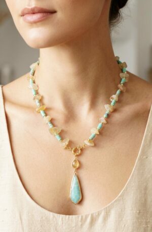 Collana girocollo realizzata con quarzo citrino, amazzonite ed aulite. Moschettone in acciaio dorato.
lunghezza  girocollo 50cm
lunghezza ciondolo 7cm Spedizione Gratuita