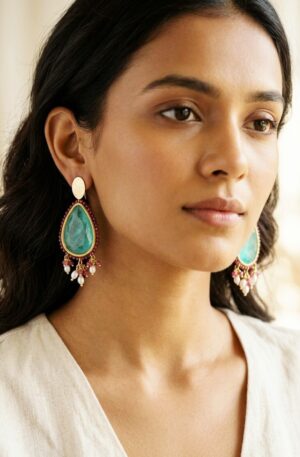 Orecchini realizzati con argento925 placcato oro, quarzi,perle di fiume e tessuto. 
lunghezza 5.5cm
peso 6.7gr Spedizione Gratuita