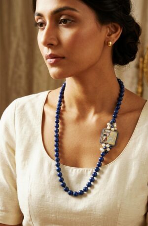 Collana lunga realizzata con agata blu,perle di fiume e laterale con ceramica di Caltagirone doppia in pietra lavica raffiguranti testa di moro uomo e donna contornati da quarzi
lunghezza 76cm Spedizione Gratuita