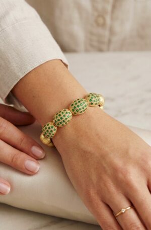 Bracciale ad incastro realizzato artigianalmente con ottone battuto e 4 ovali centrale con zirconi verdi incastonati Spedizione Gratuita