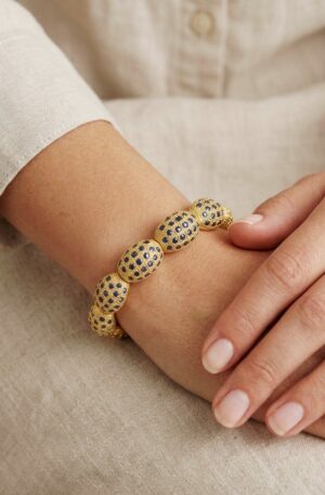 Bracciale ad incastro realizzato artigianalmente con ottone battuto e 4 ovali centrale con zirconi blu incastonati Spedizione Gratuita